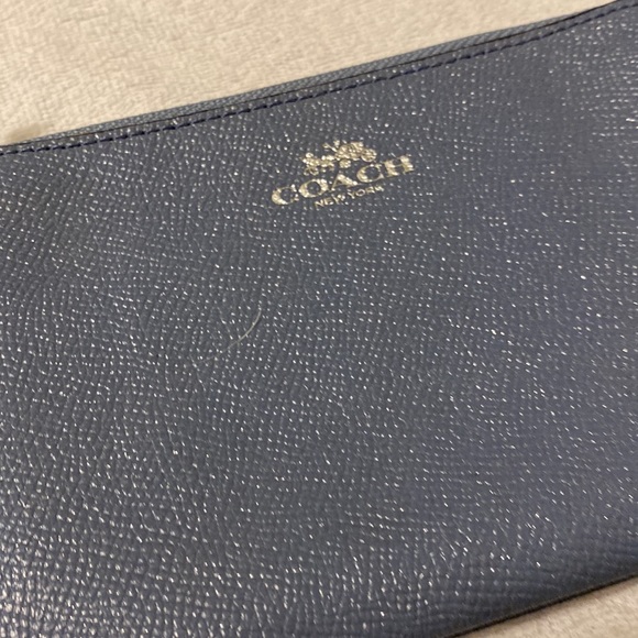 🆕 COACH. Women’s wristlet. - Picture 2 of 4